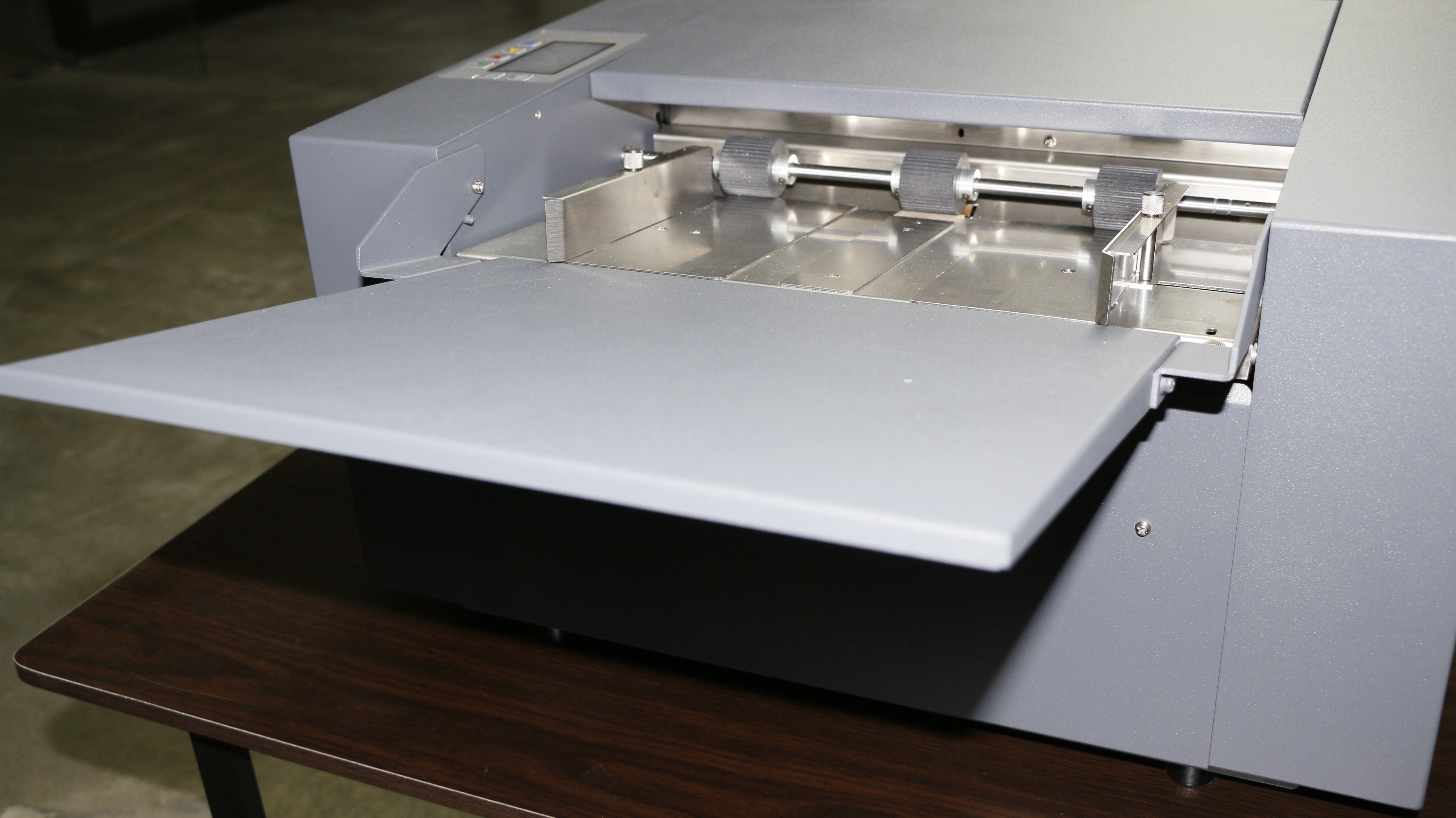 4 Dual roller auto-feeding paper tray.